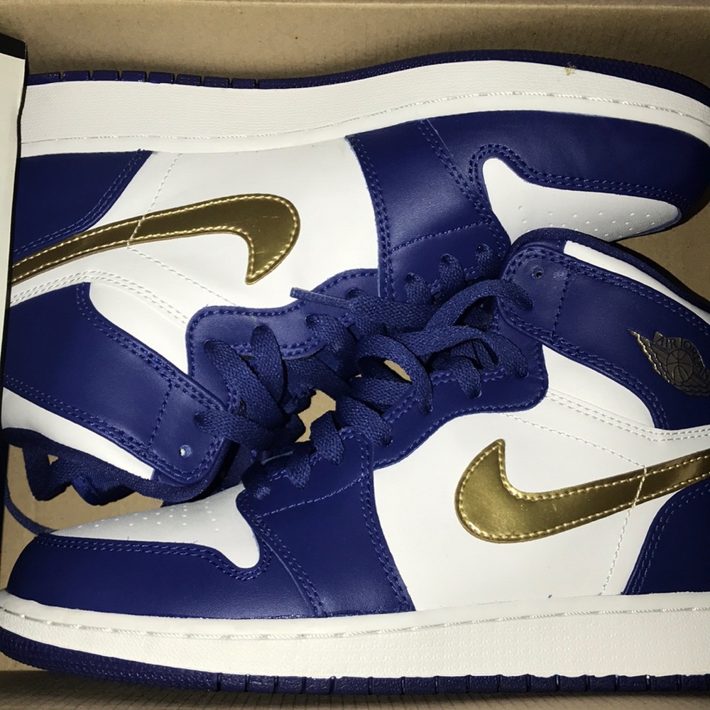 Jordan 1 navy blue, white, metallic gold. 7GS